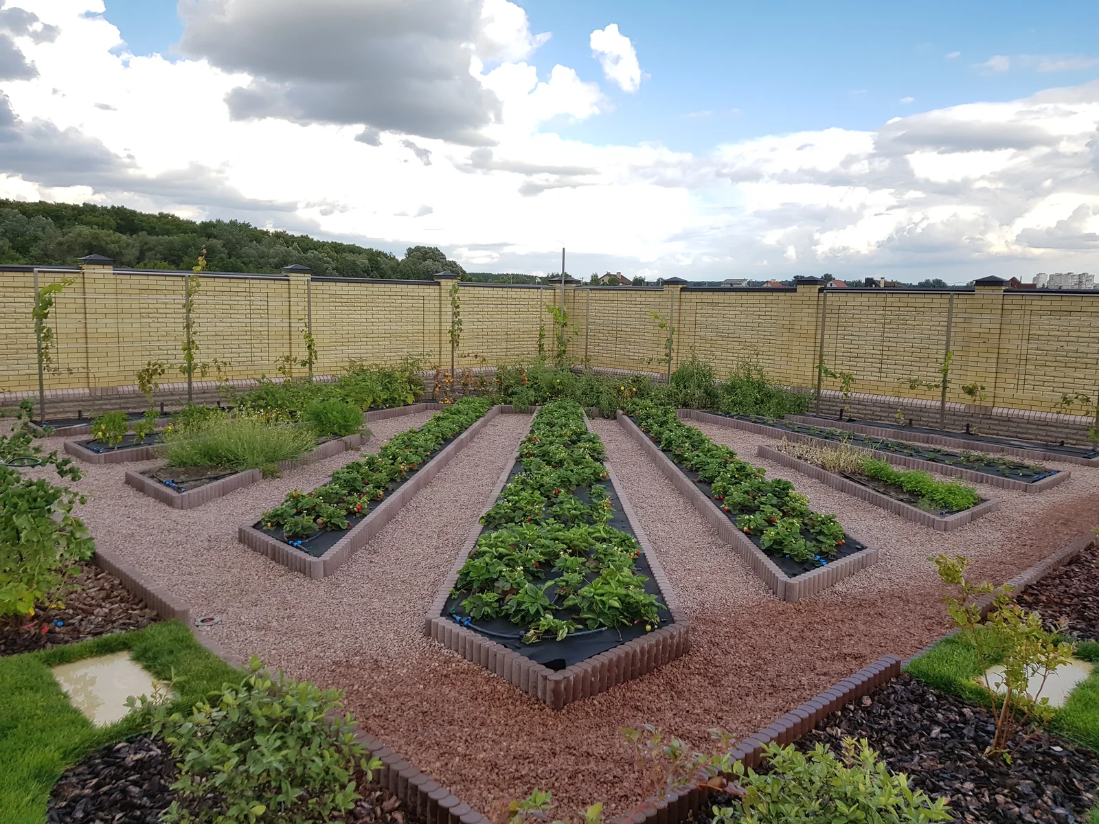 Landscaping project #27 in Kelowna, BC — EcoForest